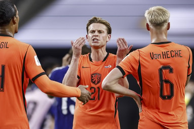 Frenkie de Jong met Virgil van Dijk en Jan Paul van Hecke