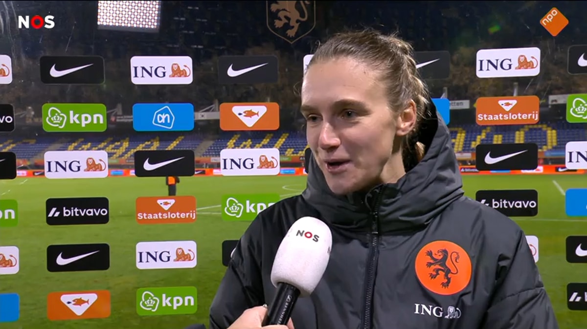 Vivianne Miedema voor de camera van de NOS