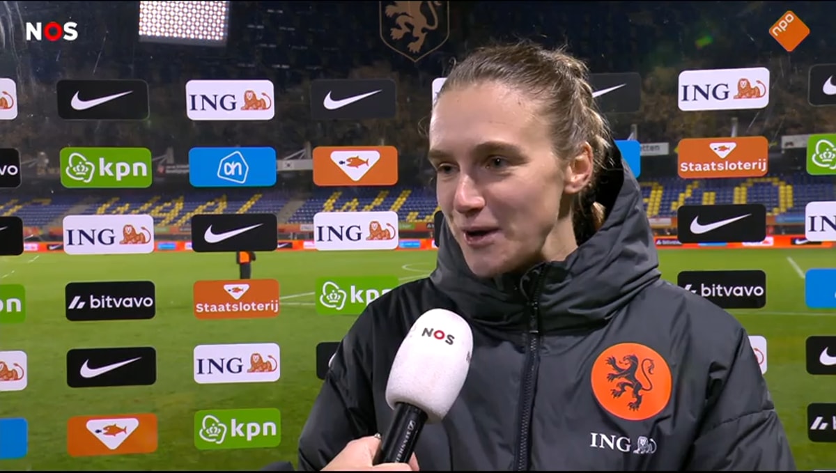 Vivianne Miedema voor de camera van de NOS