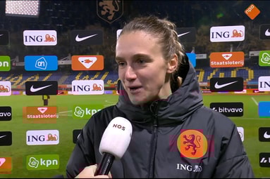 Vivianne Miedema voor de camera van de NOS