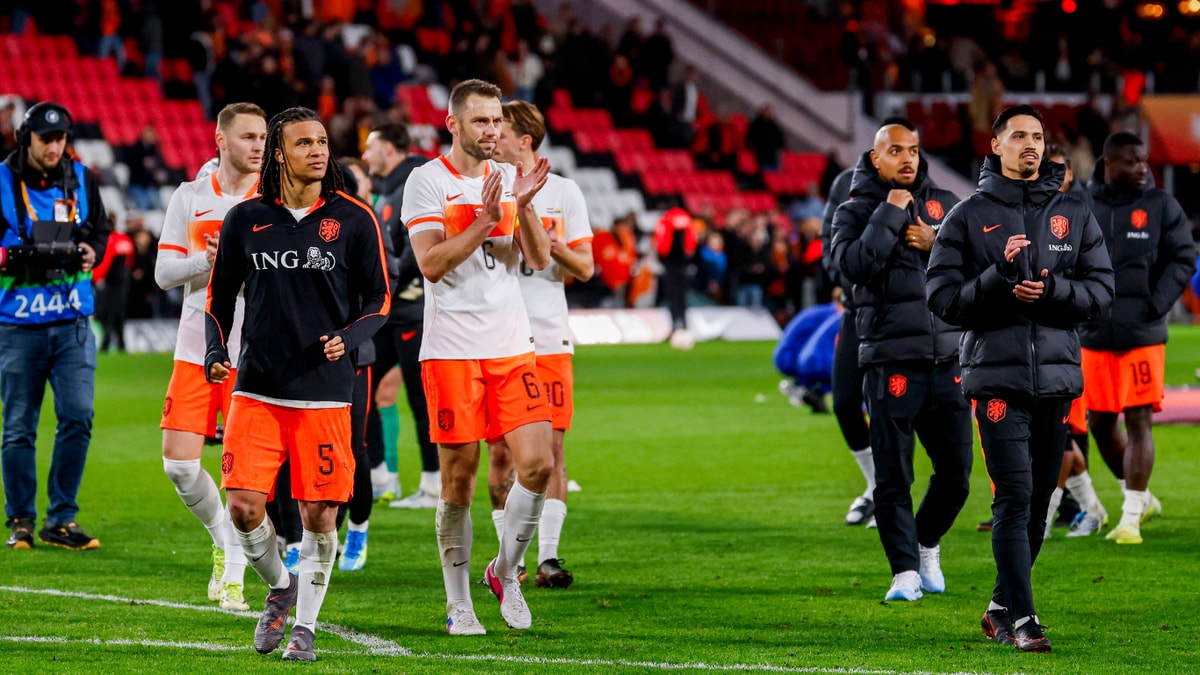 Het Nederlands elftal bedankt het publiek