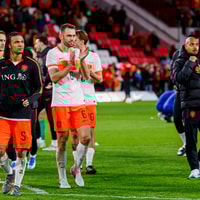 Het Nederlands elftal bedankt het publiek