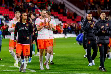 Het Nederlands elftal bedankt het publiek