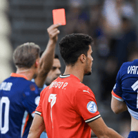 Ruben van Bommel krijgt een rode kaart