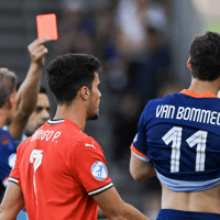 Ruben van Bommel krijgt een rode kaart
