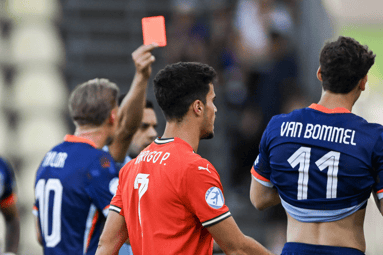 Ruben van Bommel krijgt een rode kaart