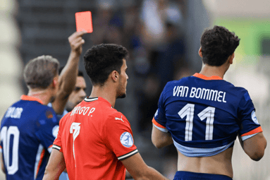 Ruben van Bommel krijgt een rode kaart