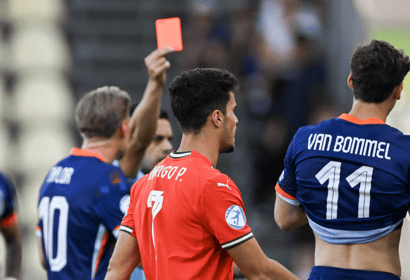 Ruben van Bommel krijgt een rode kaart