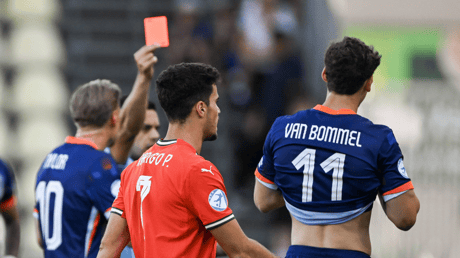 Ruben van Bommel krijgt een rode kaart