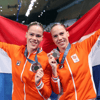 De zusjes Noortje en Bregje de Brouwer pakten eerste Nederlandse medaille ooit bij synchroonzwemmen