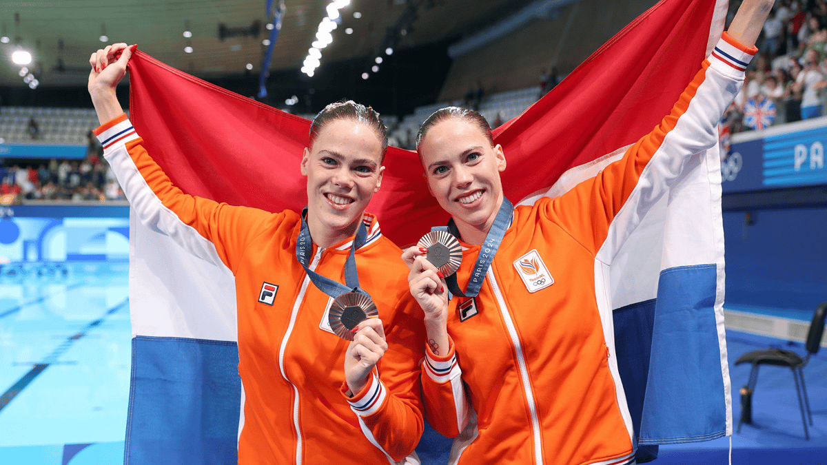 De zusjes Noortje en Bregje de Brouwer pakten eerste Nederlandse medaille ooit bij synchroonzwemmen