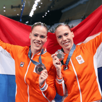 De zusjes Noortje en Bregje de Brouwer pakten eerste Nederlandse medaille ooit bij synchroonzwemmen