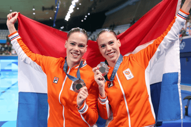 De zusjes Noortje en Bregje de Brouwer pakten eerste Nederlandse medaille ooit bij synchroonzwemmen