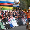 Marianne Vos kroont een loodzwaar jaar met haar tweede wereldtitel gravel.