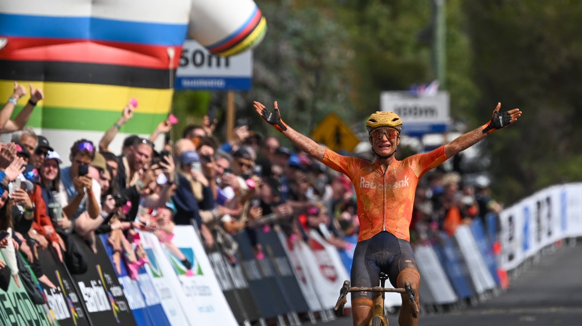 Marianne Vos kroont een loodzwaar jaar met haar tweede wereldtitel gravel.