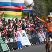 Marianne Vos kroont een loodzwaar jaar met haar tweede wereldtitel gravel.