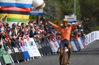 Marianne Vos kroont een loodzwaar jaar met haar tweede wereldtitel gravel.
