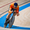 Jeffrey Hoogland heeft op het WK baanwielrennen in Shanghai goud gewonnen op de kilometertijdrit.