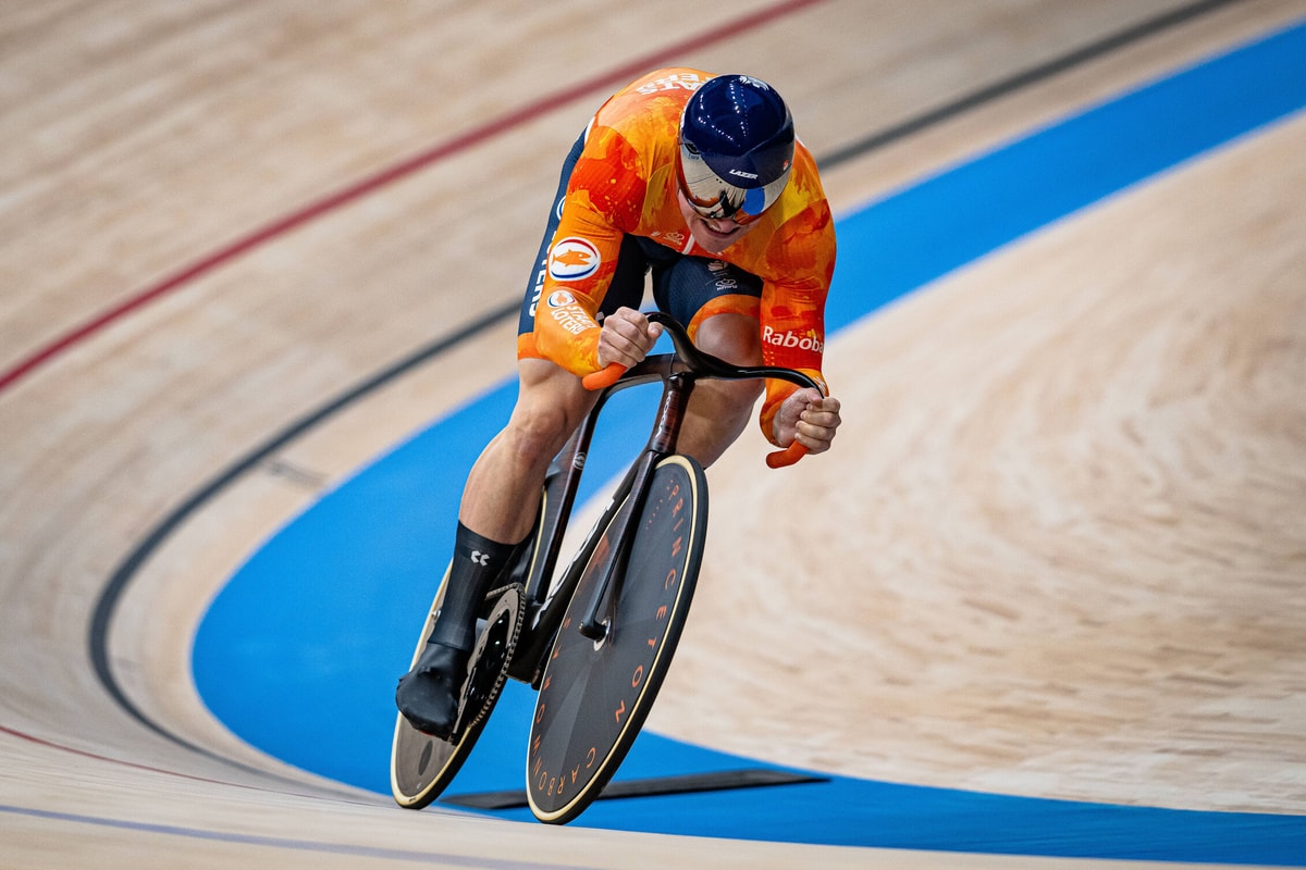 Jeffrey Hoogland heeft op het WK baanwielrennen in Shanghai goud gewonnen op de kilometertijdrit.