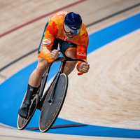 Jeffrey Hoogland heeft op het WK baanwielrennen in Shanghai goud gewonnen op de kilometertijdrit.