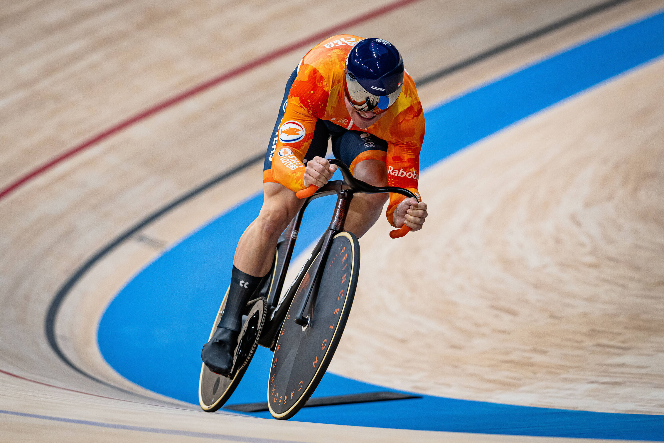 Jeffrey Hoogland grijpt vijfde wereldtitel en schrijft geschiedenis op kilometer