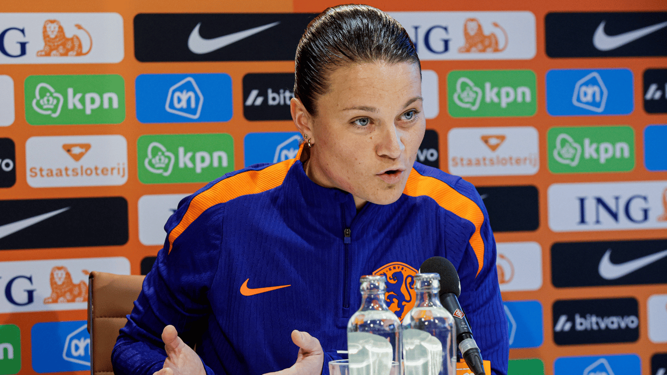 Sherida Spitse tijdens de persconferentie van de Oranje Leeuwinnen