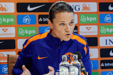 Sherida Spitse tijdens de persconferentie van de Oranje Leeuwinnen