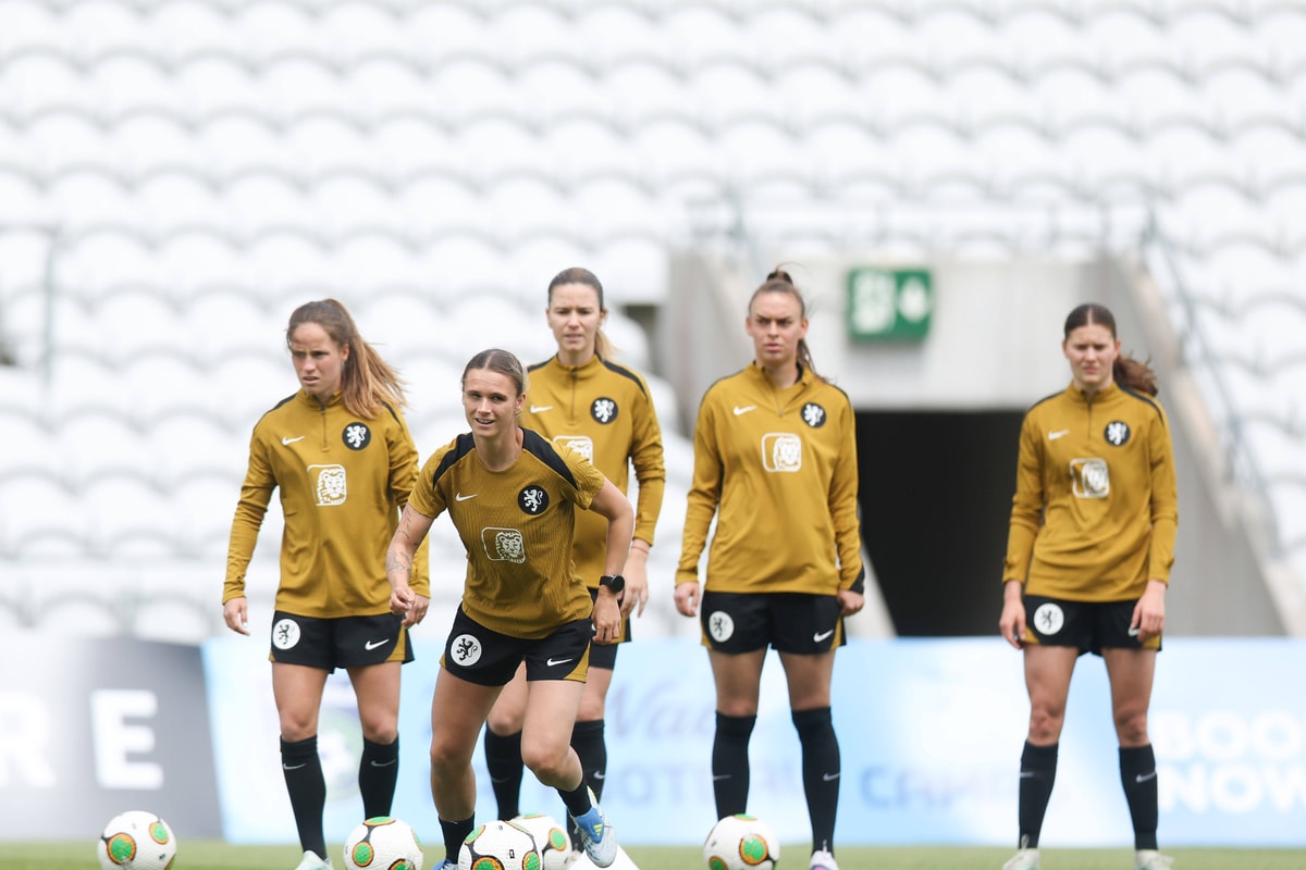 De Oranje Leeuwinnen tijdens een training in Cork