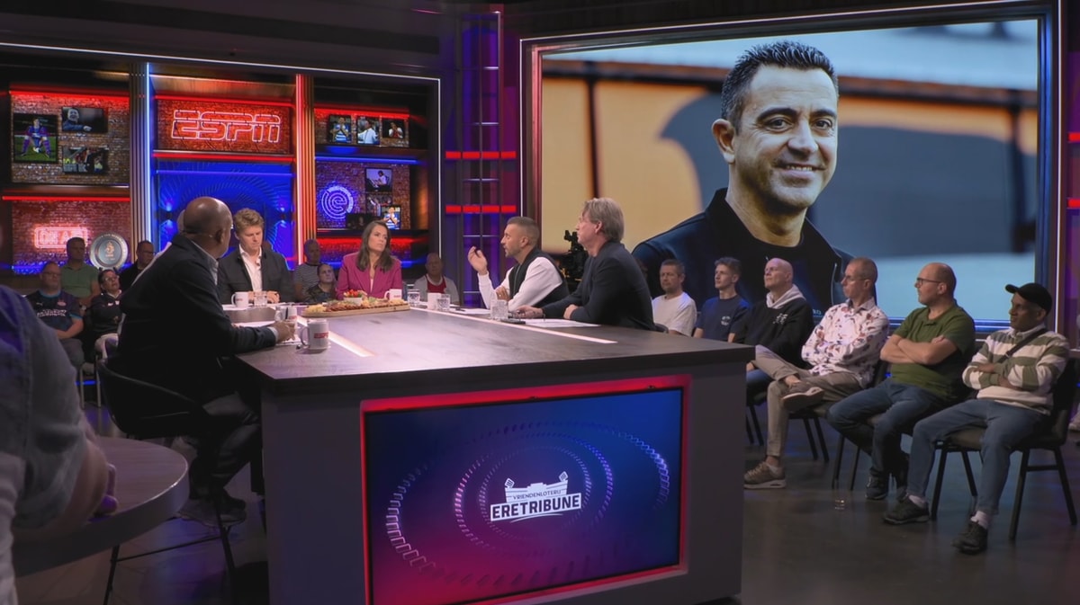 De studio van ESPN met Xavi Hernández op de achtergrond.