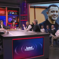 De studio van ESPN met Xavi Hernández op de achtergrond.