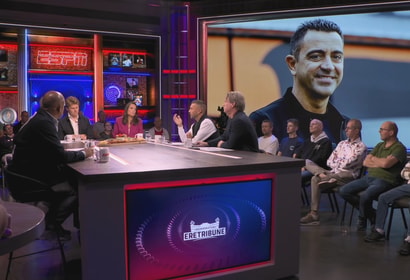 De studio van ESPN met Xavi Hernández op de achtergrond.