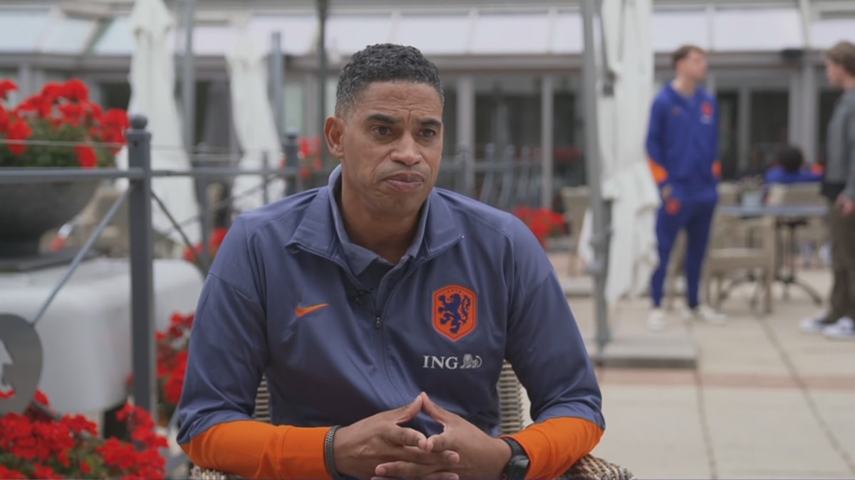 Michael Reiziger voor de camera van ESPN