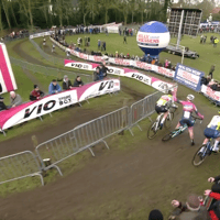 Manon Bakker en Jinse Peeters hebben het met elkaar aan de stok