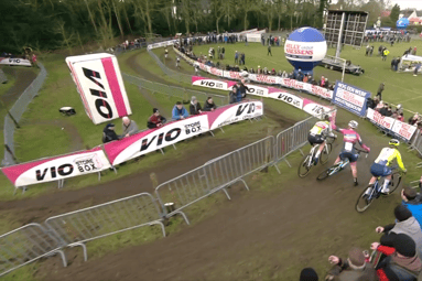 Manon Bakker en Jinse Peeters hebben het met elkaar aan de stok