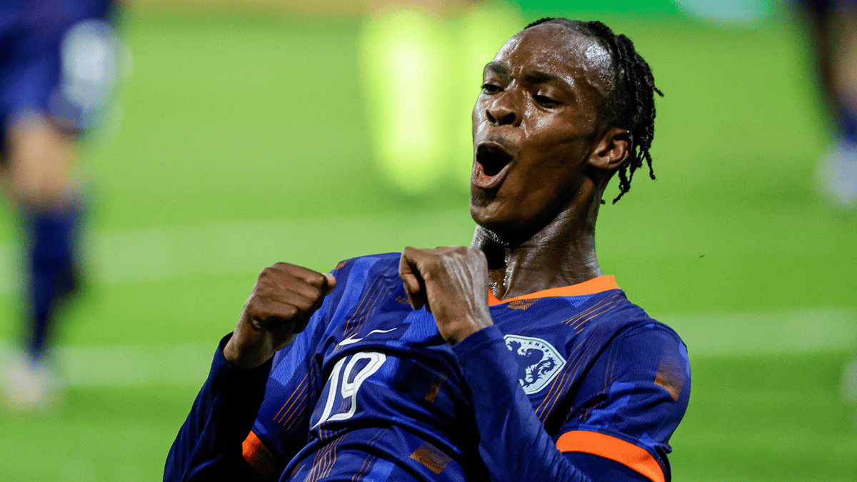 Emanuel Emegha viert een doelpunt