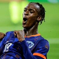 Emanuel Emegha viert een doelpunt