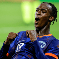 Emanuel Emegha viert een doelpunt