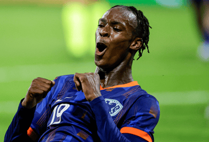 Emanuel Emegha viert een doelpunt