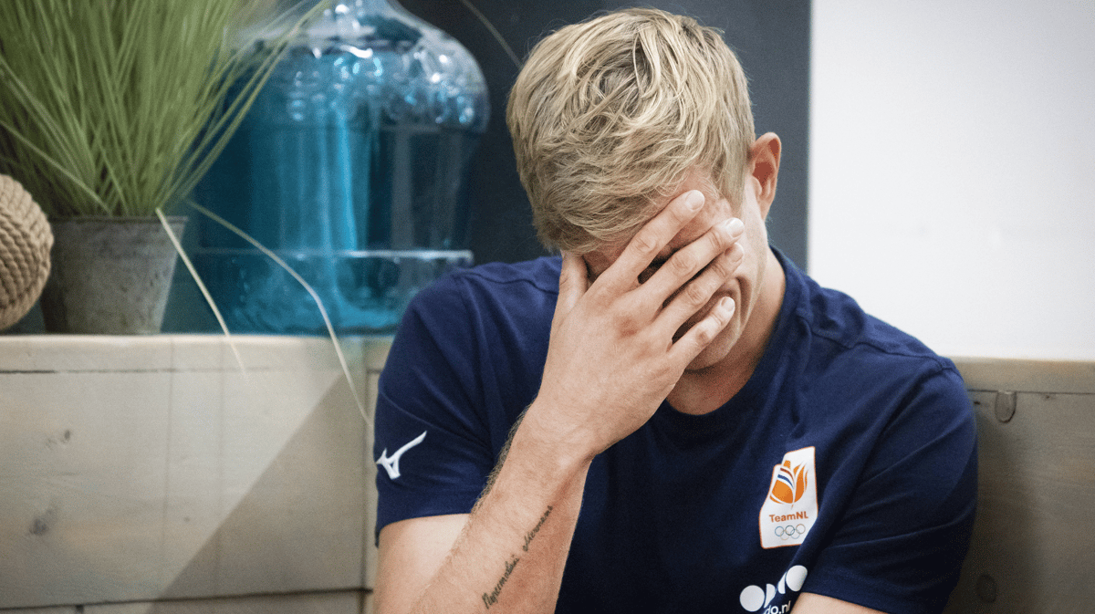 Steven van de Velde voor de camera van de NOS
