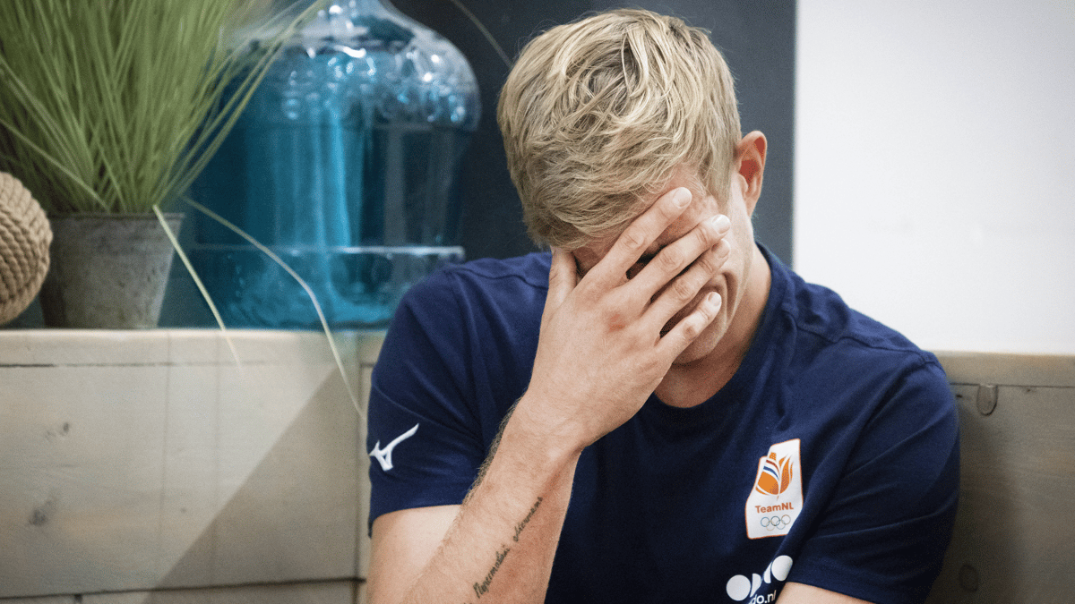 Steven van de Velde voor de camera van de NOS