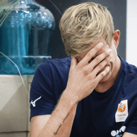 Steven van de Velde voor de camera van de NOS