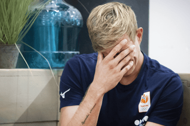 Steven van de Velde voor de camera van de NOS