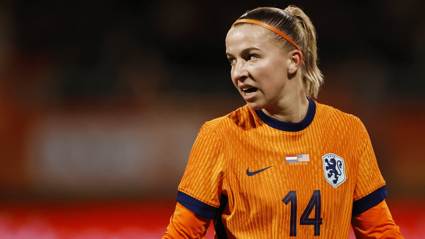 Jackie Groenen in actie voor de Oranje Leeuwinnen