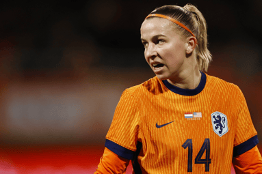 Jackie Groenen in actie voor de Oranje Leeuwinnen