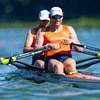 Roeiers Melvin Twellaar en Simon van Dorp hebben overtuigend de wereldtitel veroverd in de dubbeltwee
