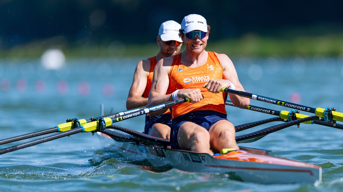 Roeiers Melvin Twellaar en Simon van Dorp hebben overtuigend de wereldtitel veroverd in de dubbeltwee