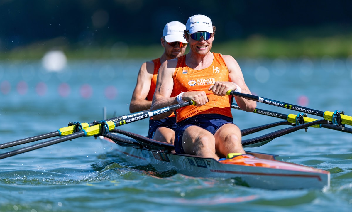 Roeiers Melvin Twellaar en Simon van Dorp hebben overtuigend de wereldtitel veroverd in de dubbeltwee
