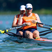 Roeiers Melvin Twellaar en Simon van Dorp hebben overtuigend de wereldtitel veroverd in de dubbeltwee