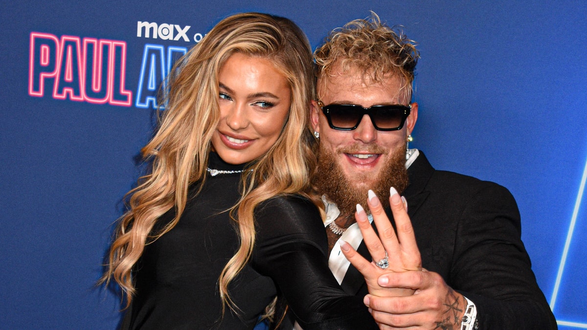 Jutta Leerdam en Jake Paul bij de première van Paul American