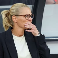 Sarina Wiegman ziet vanaf de zijlijn een dramatische penaltyserie